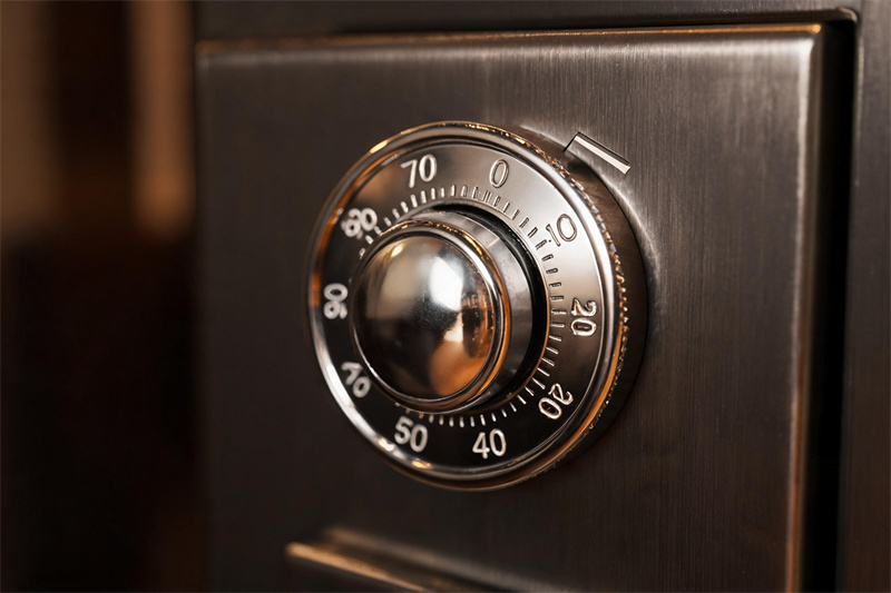 汕头 密码锁没电打不开门?三步自救法,老电工都这么干